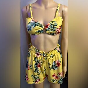 No Boundaries, top and shorts set. Yellow floral. Sz M (7-9)